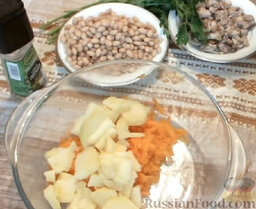 Сытный салат из фасоли: Картофель очистить и нарезать мелкими брусочками. Добавить к моркови.