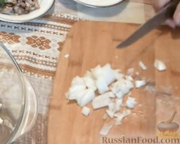 Сытный салат из фасоли: Лук очистить и мелко нарезать. Высыпать в миску.