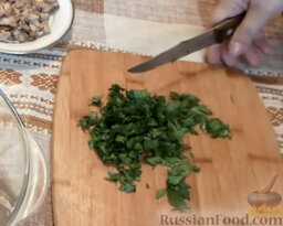 Сытный салат из фасоли: Зелень нарезать, добавить к остальным продуктам.