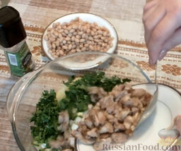 Сытный салат из фасоли: Добавить куриное мясо и фасоль.