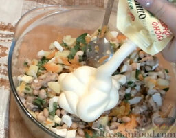 Сытный салат из фасоли: Добавить майонез. Снова перемешать. Салат с фасолью готов.