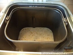 Пасхальный кулич в хлебопечке: В ведерко хлебопечки засыпать сухие дрожжи, сахар, соль, ванильный сахар, молоко, масло комнатной температуры, яйца.