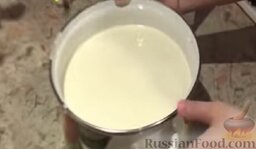 Домашний творог: Как сделать домашний творог:    Берем 3 литра молока и 6 ст.л. сметаны. Хорошенько перемешиваем и оставляем скисать на сутки.