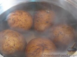 Салат "Королевский" с отварной говядиной: Картофель вымыть, выложить в кастрюлю, залить водой, поставить на огонь, довести до кипения. Варить картофель на небольшом огне под крышкой до мягкости (20-30 минут). Воду слить, охладить.