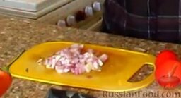 Рис с овощами и изюмом (в мультиварке): Как приготовить рис с овощами и изюмом (в мультиварке):    1 этап - готовим изюм и овощи.  Почистить и порезать лук.   Включить мультиварку на режим 