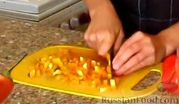Рис с овощами и изюмом (в мультиварке): В это время мелко режем перец.