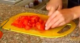 Рис с овощами и изюмом (в мультиварке): Режем помидоры кубиками.