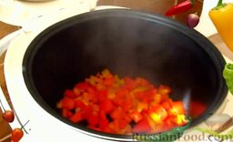 Рис с овощами и изюмом (в мультиварке): Когда изюм готов - добавляем перец и помидоры. Тушим еще минут пять.