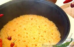 Рис с овощами и изюмом (в мультиварке): 2 этап - добавляем рис.  Закипятить чайник воды. Засыпать к овощам рис и залить его кипятком (5 стаканов). Не мешать.  Поставить режим 