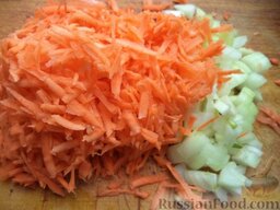 Жаркое из картошки с грибами: Очистить и вымыть лук и морковь. Лук мелко нарезать, а морковь натереть на крупной терке.
