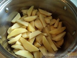 Жаркое из картошки с грибами: Картофель очистить, вымыть, нарезать кусочками, выложить в казанок.  Вскипятить чайник.