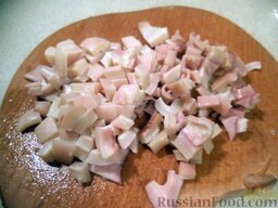 Салат из картофеля и кальмаров: Кальмары охладить, нарезать кубиками.