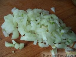 Салат из картофеля и кальмаров: Лук репчатый очистить, вымыть, нарезать мелко. Замариновать в лимонном соке и сахаре (0,5 ч. ложки).