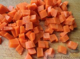 Салат из картофеля и кальмаров: Морковь очистить, нарезать мелкими кубиками.