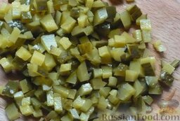 Салат из картофеля и кальмаров: Маринованные огурцы нарезать мелкими кубиками.