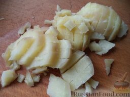 Салат из картофеля и кальмаров: Картофель нарезать мелкими кубиками.
