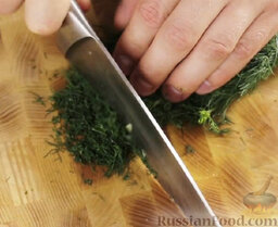 Жареный сыр халлуми с соусом дзадзики: Укроп мелко нарезать. Добавить к огурцам.