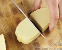 Жареный сыр халлуми с соусом дзадзики: Сыр нарезать кусочками, толщиной 1 см. При необходимости каждый ломтик разрезать на два кусочка.