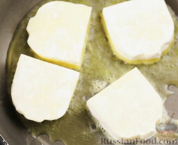 Жареный сыр халлуми с соусом дзадзики: Разогреть оливковое масло. Выложить сыр на сковороду с маслом, обжарить сперва с одной стороны 2 минуты (до румяности). Перевернуть и обжарить с другой стороны, еще 2 минуты. Выложить жареный сыр на тарелку.