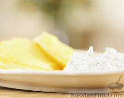 Жареный сыр халлуми с соусом дзадзики: Подавать жареный сыр с соусом дзадзики.  Приятного аппетита!