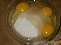 Пряники на кефире (с глазурью): Как приготовить пряники на кефире:    Смешать сахар и яйца.