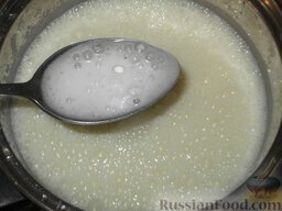 Пряники на кефире (с глазурью): Соду погасить уксусом и влить в кефир. Добавить соль.