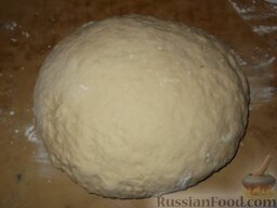 Пряники на кефире (с глазурью): Замесить тесто. Тесто для пряников на кефире должно быть мягким, но не должно липнуть к рукам. Отложить тесто на 10 минут.