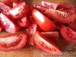 Греческий салат: Вымыть помидоры, нарезать крупными кусочками.