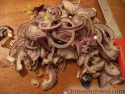 Греческий салат: Лук очистить, вымыть и нарезать тонкими кольцами.