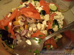 Греческий салат: Все ингредиенты выложить в салатник. Посыпать греческий салат сухим орегано, солью, перцем. Полить салат оливковым маслом и можно подавать. Перемешать можно за столом.  Греческий салат готов.