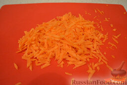 Салат «Белая ночь»: Натереть морковь на крупной терке.