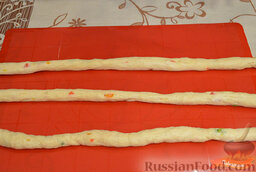 Греческий пасхальный хлеб: Из трех одинаковых частей делаем колбаски длиной в 70 см.