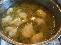 Куриный супчик с клецками: Вымыть и нарезать в зелень. Выложить в суп. Снять куриный супчик с клецками с огня. Дать постоять под крышкой 10 минут.