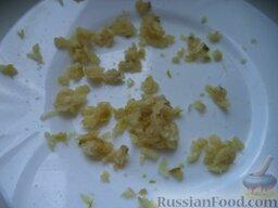 Простые гренки с чесноком: Очистить и раздавить в чесночнице чеснок. Смешать его с солью.