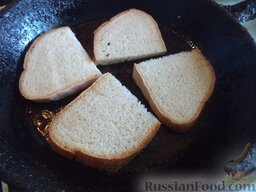 Простые гренки с чесноком: Разогреть сковороду. Налить 2-3 ст. ложки растительного масла. В горячее масло выложить ломтики хлеба. Жарить на большом огне - сперва с одной стороны около минуты (до золотистости).