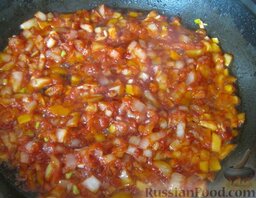 Тефтели из семги в томатном соусе: В масло выложить вторую часть лука. Пассеровать на среднем огне 2-3 минуты. Добавить кетчуп (или томатную пасту). Посолить, поперчить, залить водой. Довести томатный соус до кипения. Варить на маленьком огне 5 минут.