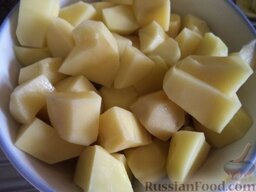 Щавелевый суп с клецками: Как приготовить щавелевый суп с клецками:    Очистить, вымыть и нарезать кусочками картофель.