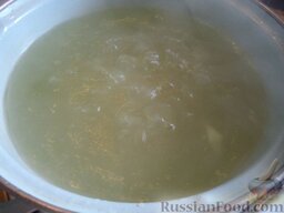 Щавелевый суп с клецками: В кастрюлю налить 2,5 л воды, поставить на огонь, вскипятить. В кипящую воду опустить картофель. Варить 15 минут.