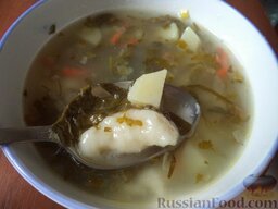 Щавелевый суп с клецками: Подавать суп щавелевый со свежей зеленью. Приятного аппетита!