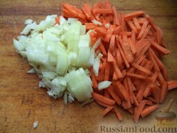 Щавелевый суп с клецками: Лук репчатый и морковь очистить, вымыть, нарезать соломкой.