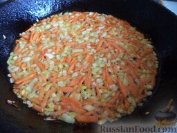 Щавелевый суп с клецками: Разогреть сковороду, налить растительное масло. В горячее масло выложить подготовленные лук и морковь. Тушить овощи на среднем огне, помешивая, 2-3 минуты.