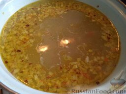 Щавелевый суп с клецками: В кастрюлю добавить зажарку. Посолить, поперчить. Варить 5 минут.