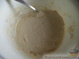 Щавелевый суп с клецками: Добавить воду в муку, перемешать тесто до консистенции густой сметаны.