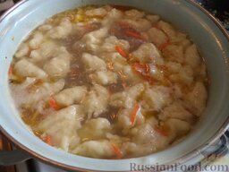 Щавелевый суп с клецками: Варить суп с клецками на небольшом огне до готовности клецек (около 5-7 минут).
