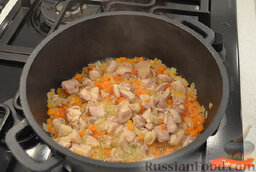 Гречневая каша с мясом и грибами: Лук мелко нарезать.  Морковь нарезать мелким кубиком.  Мясо отделить от костей и нарезать кусочками.  Нарезать шампиньоны.  В казанке на оливковом масле обжарить лук до прозрачности.  Добавить морковь и жарить пару минут.  Добавить мясо и жарить 10 минут.  Добавить шампиньоны и жарить на сильном огне, помешивая, до тех пор, пока не испарится вся жидкость.  Посолить и поперчить по вкусу, перемешать.