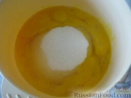 Кулич Пасхальный (безопарный): В миску вбить яйца, добавить сахар и соль. Хорошо взбить миксером.