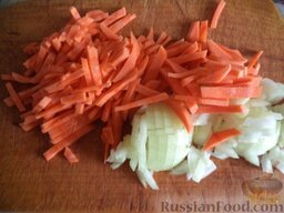 Чечевичный суп с лапшой  и солеными огурчиками: Тем временем очистить и вымыть лук и морковь. Нарезать соломкой. Морковь можно натереть на крупной терке.