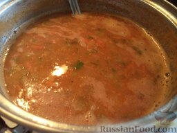 Чечевичный суп с лапшой  и солеными огурчиками: Выложить зажарку в кастрюлю, посолить, добавить любимые специи. В кипящий суп засыпать лапшу (или вермишель). Варить чечевичный суп на небольшом огне до готовности лапши (около 5 минут). Добавить зелень. Снять чечевичный суп с огня. Дать настояться супу под крышкой 10 минут.