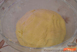 Пасхальное песочное печенье «Зайчики»: Собрать тесто в комок, накрыть пищевой пленкой и отправить в холодильник на 30 минут.
