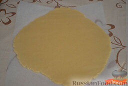 Пасхальное песочное печенье «Зайчики»: Раскатать тесто в пласт толщиной в полсантиметра.   Вырезать фигурки в виде яйца, выложить на пергамент.